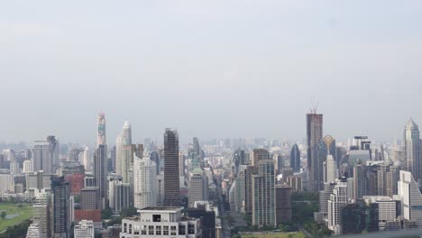 Ein-Wunderschöner-Blick-Auf-Die-Skyline-Der-Vielen-Beeindruckenden-Wolkenkratzer-Von-Bangkok,-Der-Hauptstadt-Von-Thailand-An-Einem-Klaren-Blauen-Tag