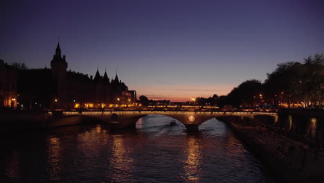 Panorama-Der-Conciergerie-Und-Der-Beleuchteten-Brücke-Pont-Au-Change-Bei-Nacht,-Paris-Frankreich-4k-Sommer