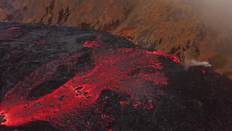 Vista-Aérea-De-La-Lava-Que-Fluye-Por-El-Fondo-Del-Valle-De-Meradalir-Que-Sale-Del-Volcán-Fagradalsfjall