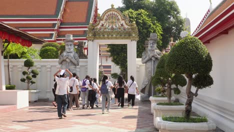 Un-Grupo-De-Personas-Está-Explorando-Wat-Pho-En-Bangkok,-La-Capital-De-Tailandia
