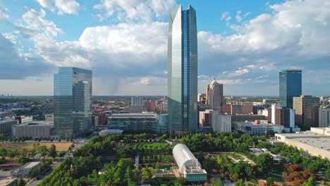 4K-Drohnenaufnahmen-Eines-Sonnigen-Tages-In-Der-U-Bahn-In-Der-Innenstadt-Von-Oklahoma-City,-Unzählige-Botanische-Gärten,-Grüner-Stadtpark,-Riesige-Wolken,-Regenhintergrund