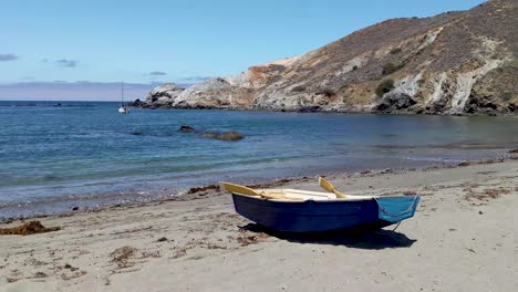 Ruderboot-Gestrandet-Auf-Einsamen-Einsamen-Insel-Geheimen-Hafen-Catalina-Island,-Kalifornien