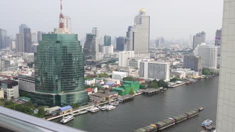 Ein-Blick-Auf-Die-Skyline-Des-Flusses-Und-Die-Vielen-Wolkenkratzer-Von-Bangkok,-Aufgenommen-Von-Der-Hilton-Dachbar