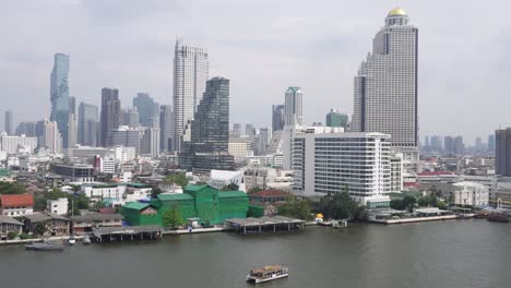 Una-Asombrosa-Vista-Del-Horizonte-Del-Río-De-Bangkok-Rodeada-Por-Los-Impresionantes-Rascacielos-De-Esta-Destacada-Ciudad