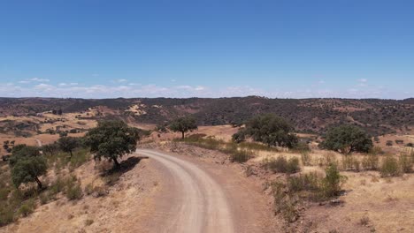 Fliegen-über-Landstraße-Mit-Waldgebirgshintergrund-In-Alentejo,-Portugal