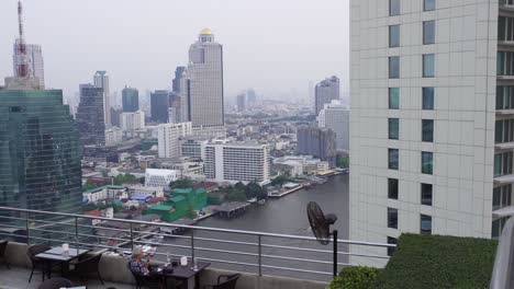 The-impressive-rooftop-bar-of-Hilton,-with-a-beautiful-skyline-view-of-the-impressive-buildings-of-Bangkok,-the-capital-of-Thailand