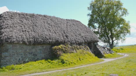 Old-thatched-stone-cottage-near-Culloden-battlefield-site-in-Scotland