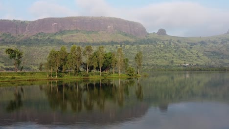 Ruhige-Ansicht-Eines-Sees-Mit-Bergrückenhintergrund-In-Trimbakeshwar-In-Nashik,-Indien