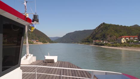 Frontal-view-of-ship-passing-down-Danube-in-Wachau,-Austria