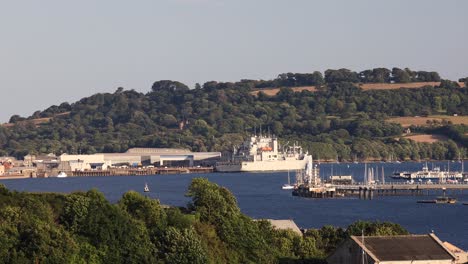 Plymouth-Navy-Dockyard-Mit-Schiffen-Im-Hafen-Entlang-Des-Flusses-Tamar