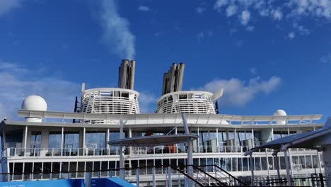 Enorme-Chimenea-De-Barco-De-Cruceros-O-Embudo-De-Humo-Con-Un-Humo-Ondeando-En-El-Cielo-De-Fondo-De-Vídeo-|-Una-Chimenea-De-Cada-Dos-En-Un-Crucero-Con-Humo-Saliendo-Hacia-El-Cielo