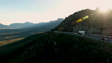 Flujo-De-Tráfico-En-El-Pintoresco-Paso-De-Montaña-De-Sir-Lowry,-Resplandor-Solar-Matutino