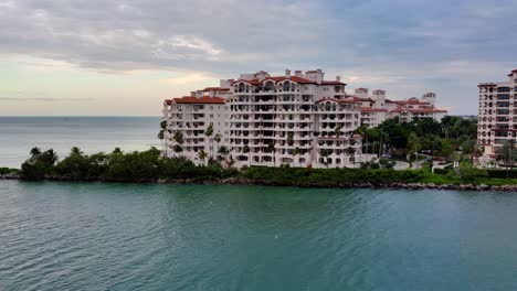 Vista-Cinematográfica-De-Un-Enorme-Resort-Cerca-De-Un-Océano-En-Miami,-Florida-|-Vista-Aérea,-Toma-De-Un-Dron-De-Un-Enorme-Complejo-De-Edificios-Cerca-De-Un-Océano-En-El-Fondo-De-Video-De-Miami-En-4k-1