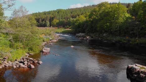 Drohnenschuss,-Der-Unter-Dem-Brückenbogen-über-Dem-Highland-River-In-Schottland-Fliegt