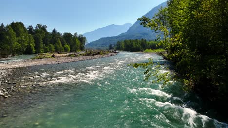 Volando-Sobre-El-Río-Chilliwack-Durante-Un-Día-Soleado-De-Verano-En-Columbia-Británica,-Canadá---Disparo-De-Drones