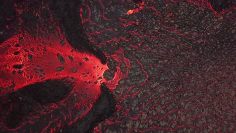 Aufsteigende-Luftaufnahme-Eines-Lavaflusses,-Der-Durch-Das-Meradalir-Tal-In-Island-Fließt-Und-Aus-Dem-Fagradalsfjall-Vulkan-Ausbricht