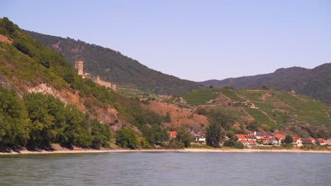 Vista-En-Cámara-Lenta-Del-Paisaje-Del-Danubio-En-La-Región-De-Wachau-De-Austria