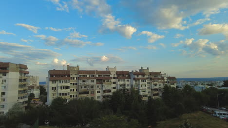 Timelapse-Pan-A-Través-De-Apartamentos-De-Estilo-Soviético-En-Varna,-Bulgaria