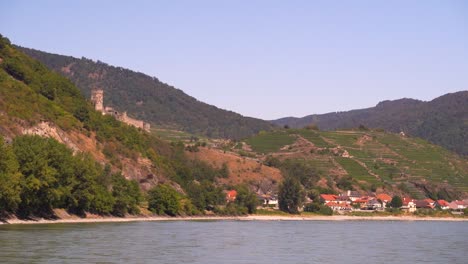 Pequeño-Pueblo-Típico-Con-Castillo-Al-Lado-Del-Danubio-En-Viena,-Austria