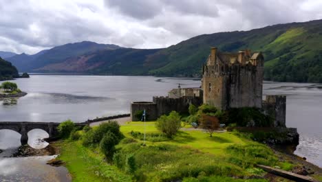 Famous-picturesque-medieval-castle-of-Eilean-donan,-Scottish-highlands