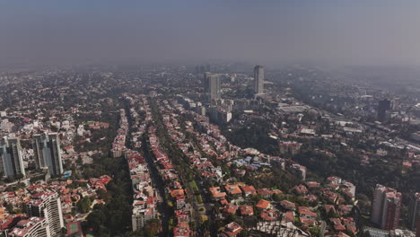 Mexiko-stadt-Luftbild-V75-Gründungsaufnahme-Drohne-überführung-Bosques-De-Las-Lomas-Nachbarschaft-Aufnahme-Des-Stadtbildes-Eines-Wohngebiets-Mit-Rauchigem-Himmel---Aufgenommen-Mit-Mavic-3-Cine---Januar-2022
