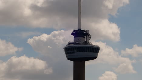 Time-lapse-Del-Euromast-En-Tiempo-Soleado-Con-Algunas-Nubes