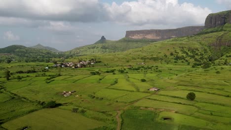 Weitläufiges-Ackerland-Und-Ländliche-Landschaft-In-Den-Ausläufern-Des-Brahmagiri--Und-Trimbakeshwar-Hochlandes-In-Maharashtra,-Indien