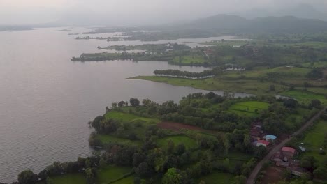 Idyllische-Landschaft-Und-Residenzen-Am-Fluss-In-Der-Nähe-Des-Brahmagiri-Hügels-Und-Der-Trimbakeshwar-Kette-In-Maharashtra,-Indien