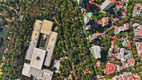 Mexico-City-Aerial-V90-Vertikale-Ansicht-Von-Oben-Nach-Unten,-Drohne-Fliegt-Entlang-Ruben-Dario-In-Richtung-Auditorium-Und-Erfasst-Den-Bosque-De-Chapultepec-Park-Und-Wohngebäude---Aufgenommen-Mit-Mavic-3-Cine---Januar-2022