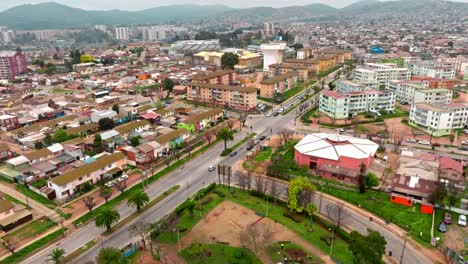 Drone-Sobrevuela-El-Paisaje-Urbano-De-La-Ciudad-De-Achupallas,-Edificios-De-Clase-Baja-En-Viña-Del-Mar