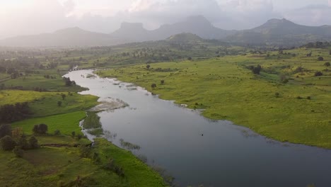 Gebirgiges-Tal-Und-Ruhiger-Fluss-Innerhalb-Der-Grenzen-Des-Bramagiri-hügels-Und-Der-Trimbakeshwar-kette-In-Maharashtra,-Indien