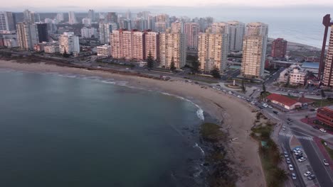 Vuelo-De-Drones-A-Lo-Largo-De-La-Costa-Y-La-Playa-De-Arena-De-La-Ciudad-De-Punta-Del-Este-Durante-La-Puesta-De-Sol-Dorada-En-Uruguay