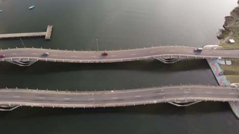 Leonel-Viera-Wellenförmige-Brücke-Mit-Fahrzeugen,-Die-Den-Fluss-Maldonado-In-Uruguay-überqueren