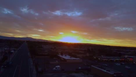 Spektakulärer-Sonnenaufgang-über-Dem-Horizont,-Drohnenrückzug