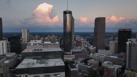 Luftaufnahme-Der-Sonnenuntergangsreflexion-Von-Hochhäusern-In-Atlanta,-Georgia