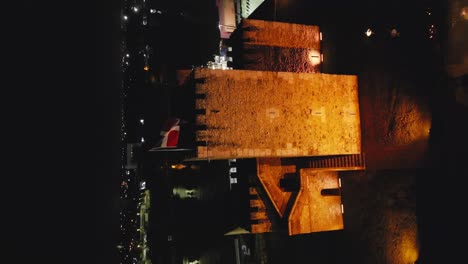 Tiro-Vertical---Vista-Nocturna-De-La-Fortaleza-Ozama,-Torre-De-Homenaje-De-La-Muralla-De-La-Ciudad-En-Santo-Domingo,-República-Dominicana