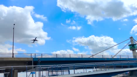 Avión-Despegando-En-El-Aeropuerto-De-Londres-Contra-El-Cielo-Azul