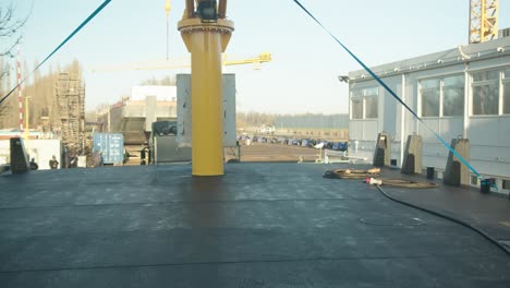 Riesiger-LKW-Mit-Tieflader,-Der-Riesiges-Boot-In-Die-Werft-Transportiert