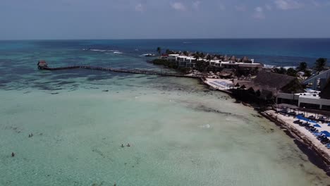 Eine-Nach-Oben-Geneigte-Aufnahme-Eines-Wunderschönen-Strandes-Und-Eines-Karibischen-Hotels-Auf-Der-Isla-Mujeres-In-Mexiko