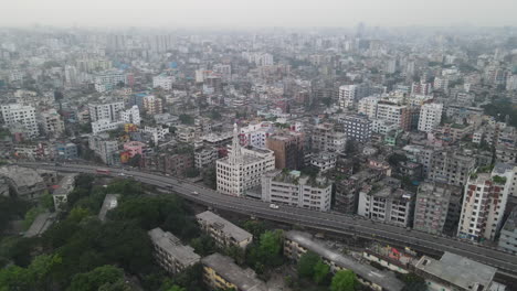 Vista-Aérea-Giratoria-De-La-Arquitectura-En-Dhaka,-Bangladesh
