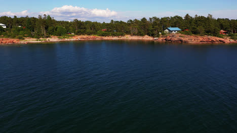 Aerial-view-over-summer-houses,-revealing-the-archipelago-of-Aland---rising,-drone-shot