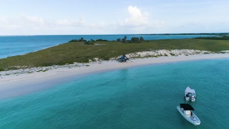 Paradiesische-Karibische-Insel-Cayo-De-Agua,-Ideales-Reiseziel-Um-Sich-Zu-Entspannen-Und-Die-Stille-Der-Natur-Zu-Genießen