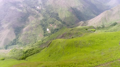 Drone-shot-SLIPPING-DOWN-FROM-THE-TOP-OF-Green-MOUNTAIN,-where-people-relax,-jarillo-Venezuela