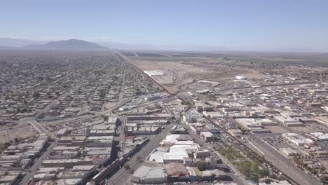 Drone-Volando-A-La-Derecha-Sobre-Un-Lado-De-Mexico-La-Frontera-De-Los-Estados-Unidos-De-America