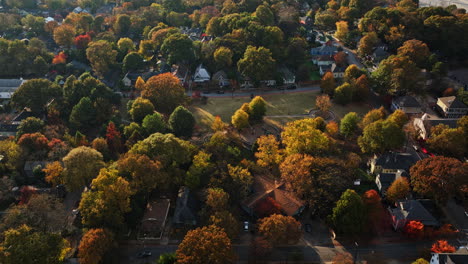 Atlanta-Aerial-V749-Birds-Eye-View-Drone-Flyover-Cabbagetown-Park,-Der-In-Der-Herbstsaison-Eine-Wunderschöne-Wohngegend-Mit-Herbstlichen-Laubbäumen-Einfängt---Aufgenommen-Mit-Mavic-3-Cine---November-2021