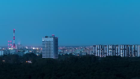 Zeitraffer-Der-Abenddämmerung-über-Warschauer-Wohnsiedlung-Mit-Rauchendem-Kohlekraftwerk-Im-Hintergrund