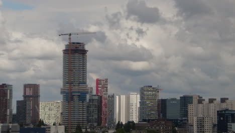 Ein-Zeitraffer-Dieser-Bewölkten-Bis-Sonnigen-Skyline-Von-Rotterdam