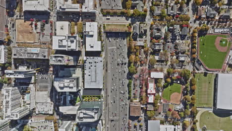 Atlanta-Aerial-V757-Establishing-Shot-Vertikaler-Drohnenflug-über-Der-Autobahn-Interstate-I-85,-Der-Den-Geschäftigen-Verkehr-Und-Das-Stadtbild-Rund-Um-Das-Tech-Viertel-Von-Georgia-Einfängt-–-Aufgenommen-Mit-Mavic-3-Cine-–-November-2021