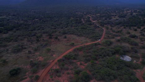 Conducción-De-Automóviles-A-Lo-Largo-De-La-Pista-Agrícola-Sudafricana-En-El-Paisaje-De-Arbustos,-Antena