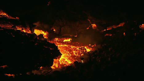 Lava-Brillante-Sobre-El-Campo-Islandés